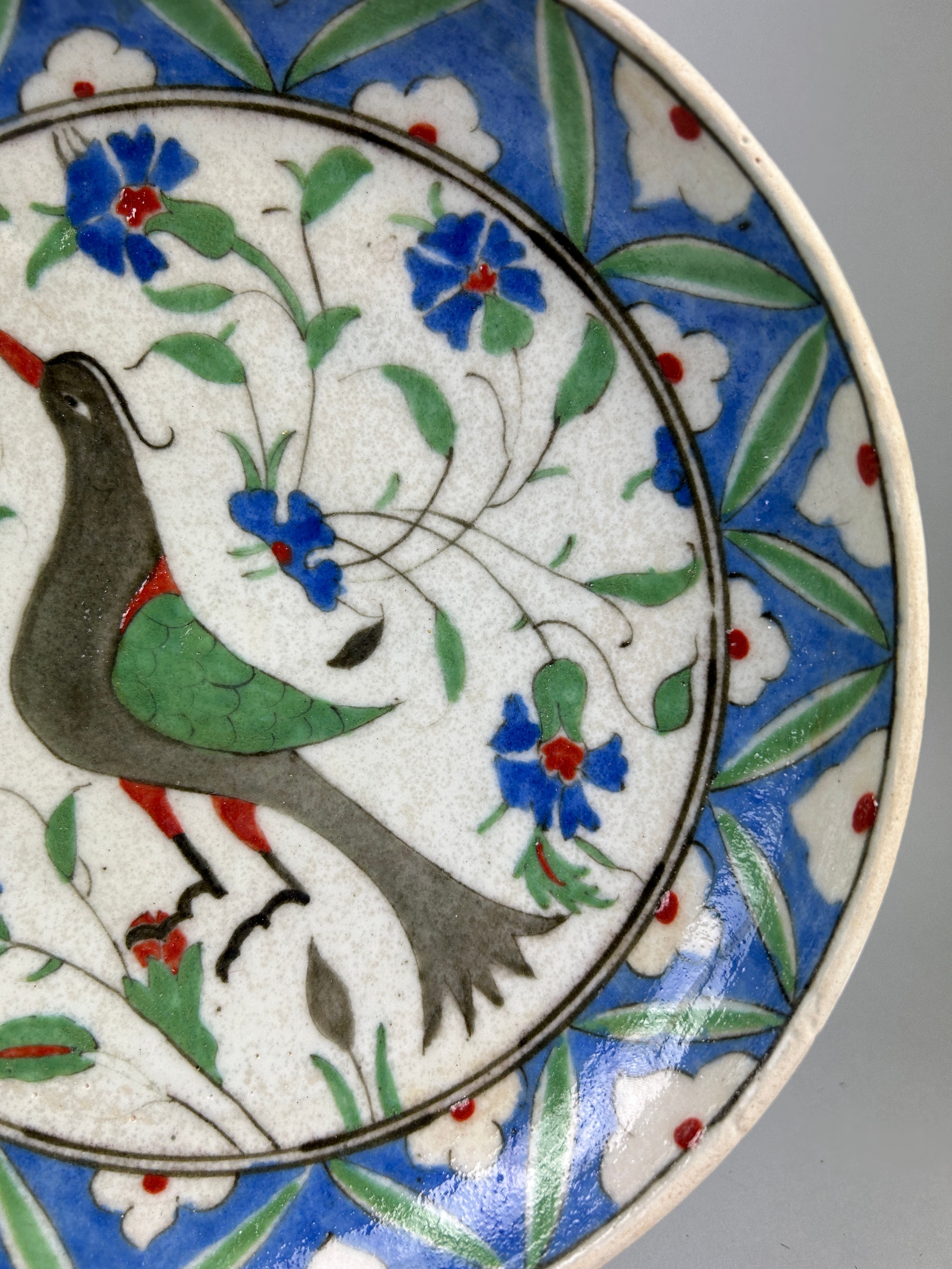 AN IZNIK CHARGER DEPICTING A BIRD AMONGST FOLIAGE 29cm in diameter - Image 3 of 5