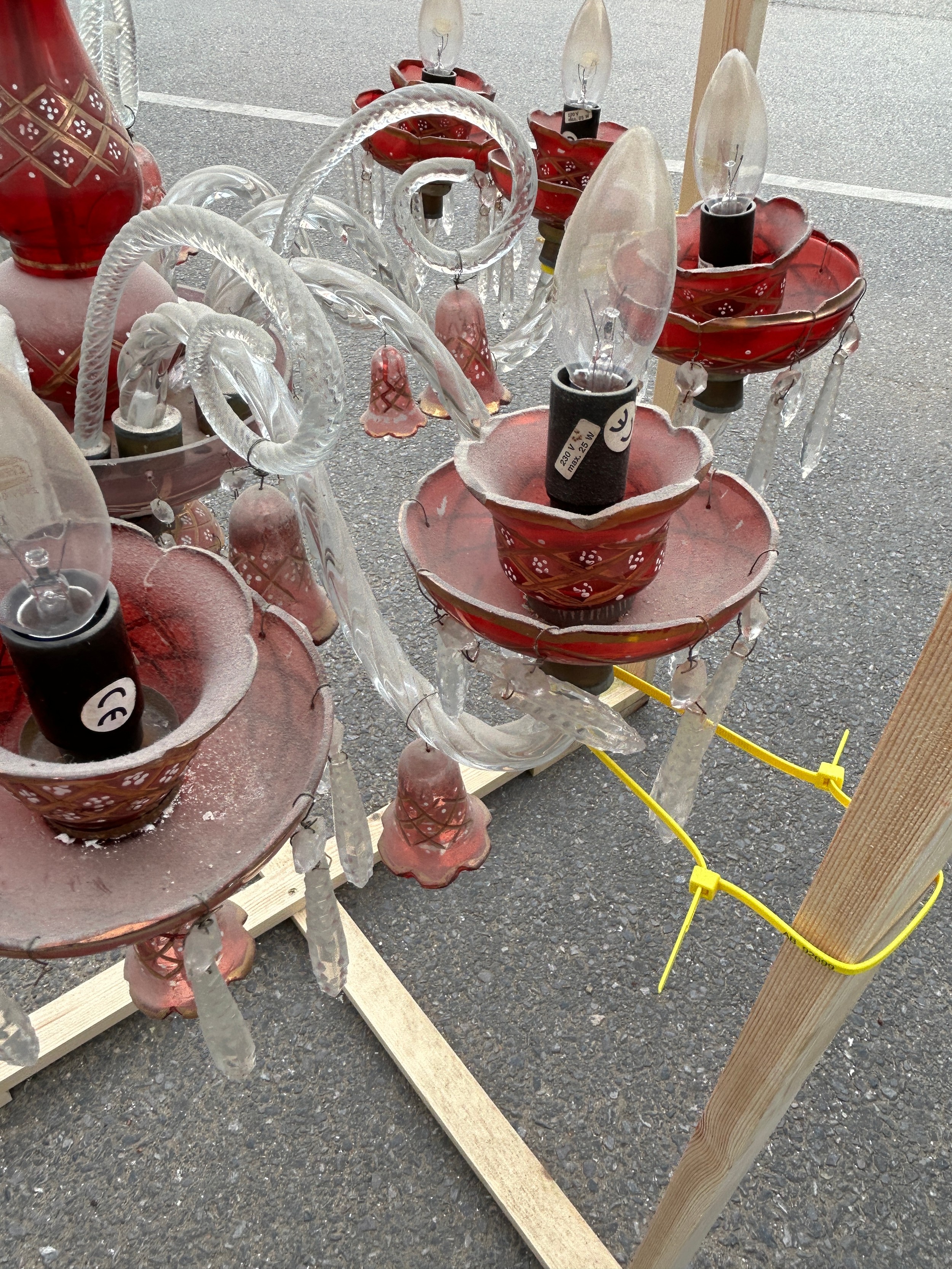 A BOHEMIAN RED CRYSTAL AND MURANO GLASS EIGHT ARM CHANDELIER, Some spare glass shades. 50cm drop - Image 4 of 6