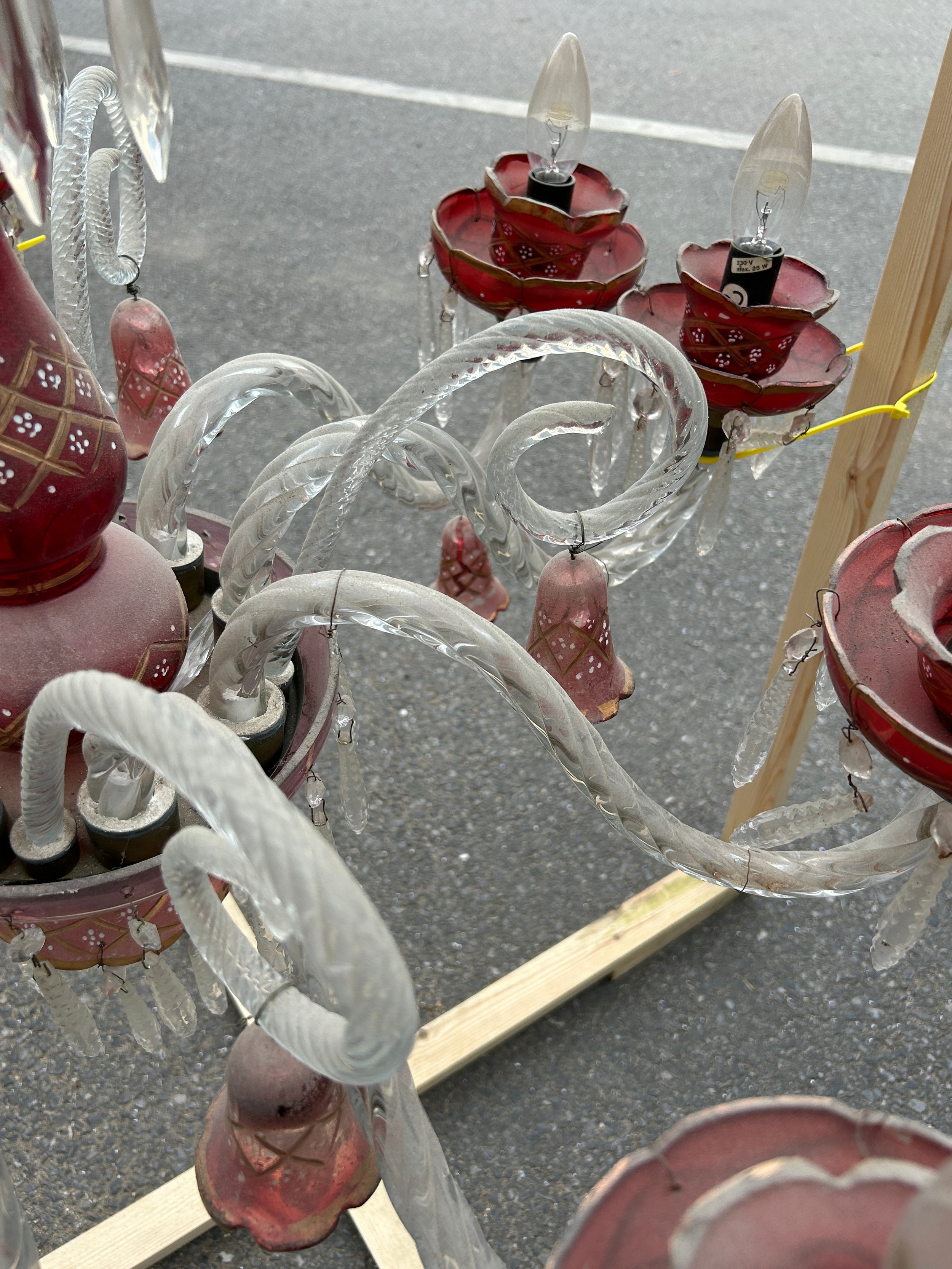 A BOHEMIAN RED CRYSTAL AND MURANO GLASS EIGHT ARM CHANDELIER, Some spare glass shades. 50cm drop - Image 5 of 6