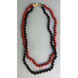 A RED AND BLACK CORAL NECKLACE WITH 9CT GOLD CLASP,