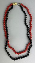 A RED AND BLACK CORAL NECKLACE WITH 9CT GOLD CLASP,