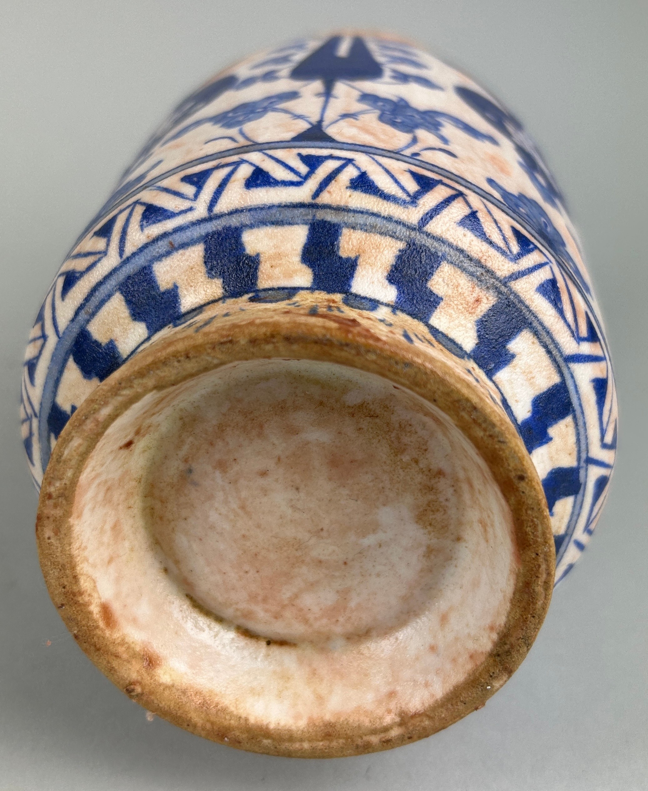 AN ISLAMIC PHARMACY JAR BLUE AND WHITE PAINTED WITH FLOWERS, 21cm in height - Image 4 of 4