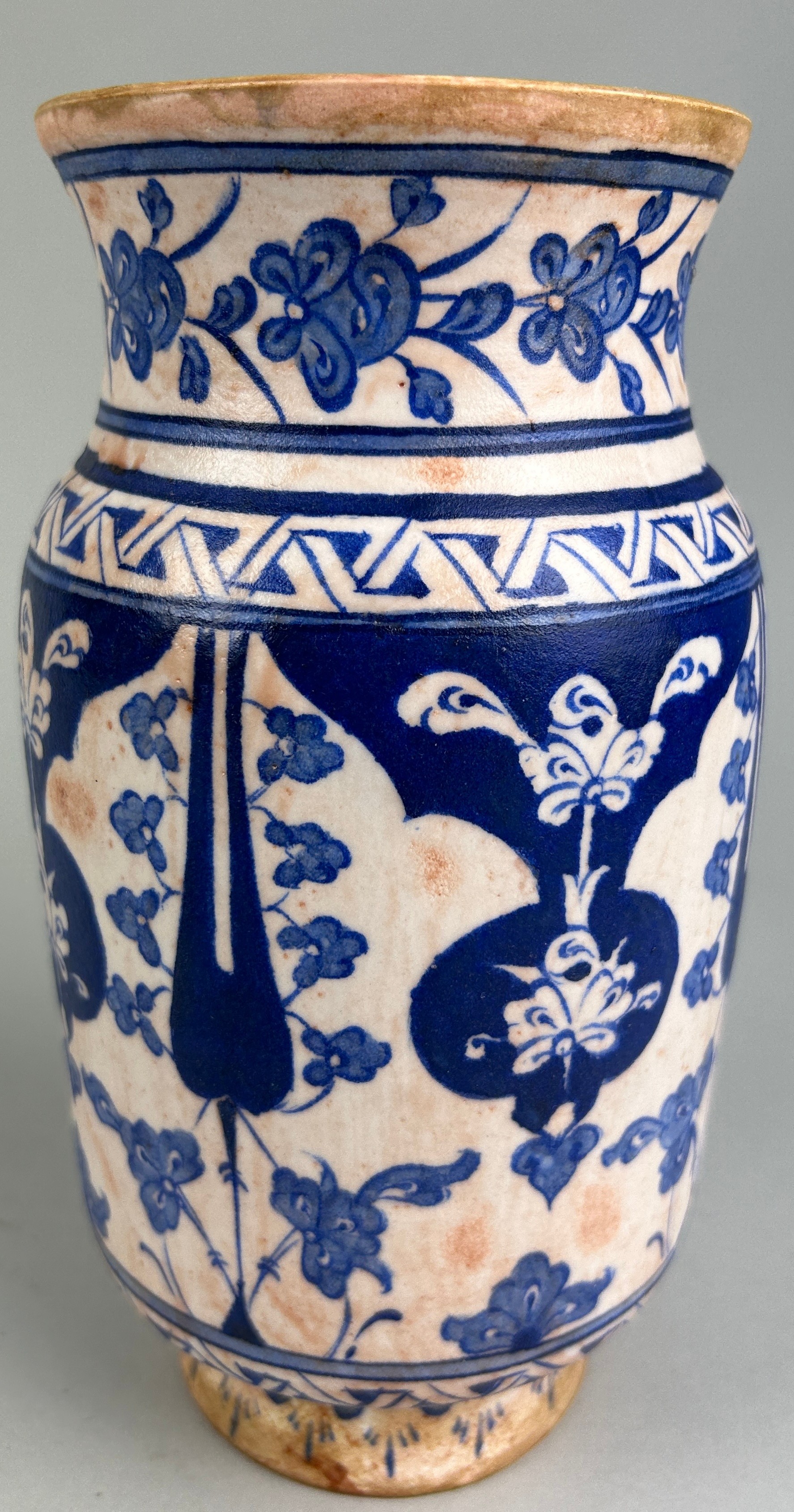 AN ISLAMIC PHARMACY JAR BLUE AND WHITE PAINTED WITH FLOWERS, 21cm in height - Image 3 of 4