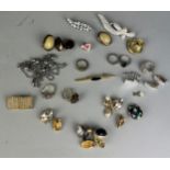 A QUANTITY OF COSTUME JEWELLERY, to include a silver Art Deco style ring (Qty)