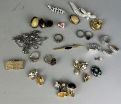 A QUANTITY OF COSTUME JEWELLERY, to include a silver Art Deco style ring (Qty)
