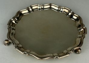 A SILVER TRAY BY HUKIN AND HEATH, Pie crust border raised on fern frond feet. Weight 297gms