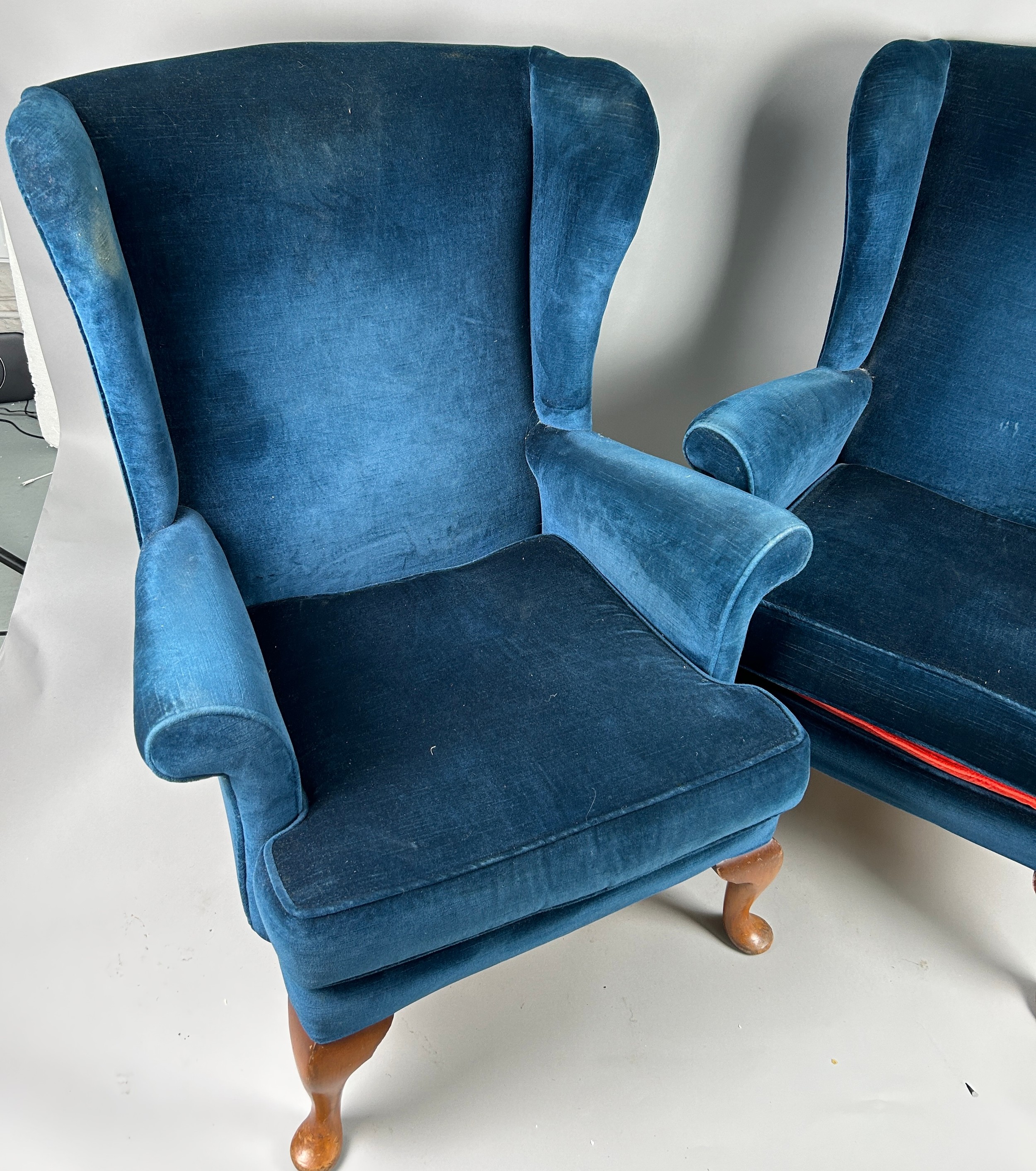A PAIR OF QUEEN ANNE DESIGN WINGBACK ARMCHAIRS, Upholstered in blue velvet fabric. 96cm x 76cm x - Image 2 of 4