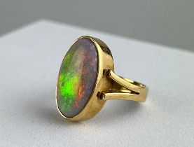 A GOLD RING INSET WITH AN OPAL, Total weight 6.6gms 23mm x 20mm