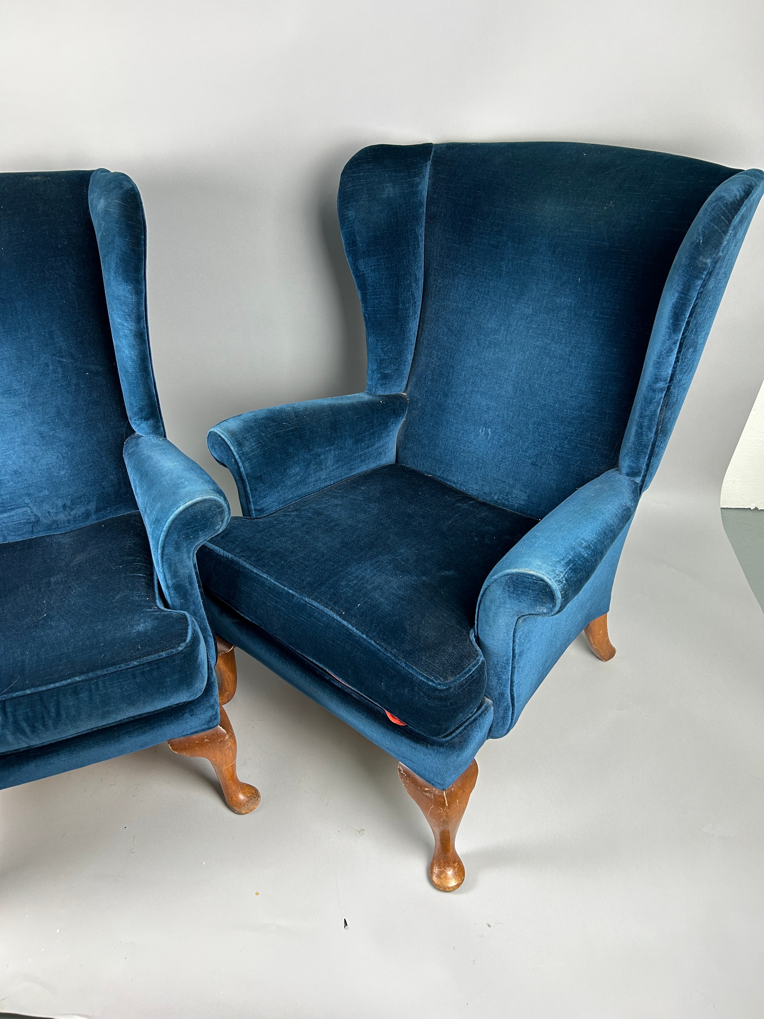 A PAIR OF QUEEN ANNE DESIGN WINGBACK ARMCHAIRS, Upholstered in blue velvet fabric. 96cm x 76cm x - Image 3 of 4