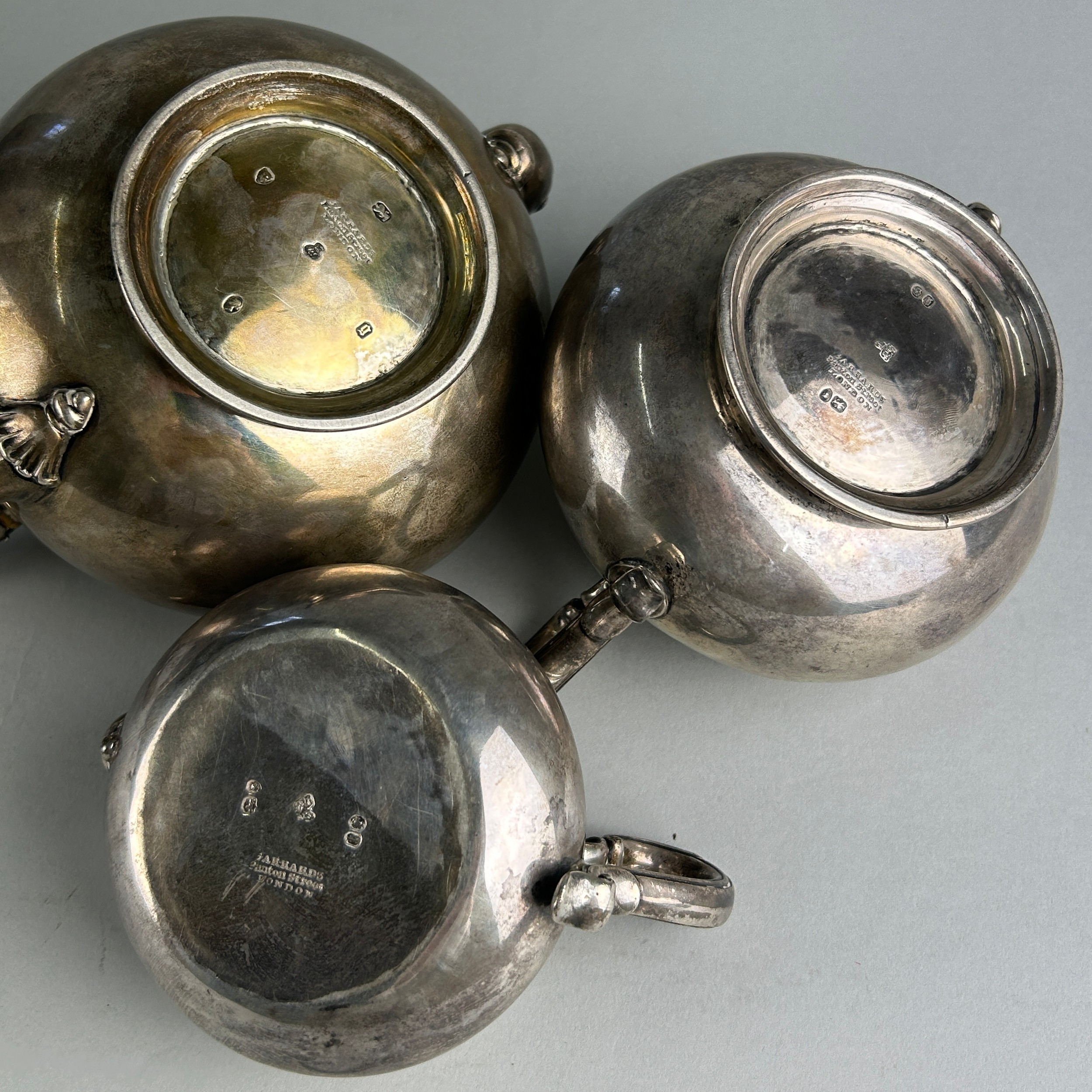 A SILVER AND GILT TEA SET BY ROBERT GARRARD II GIFTED FROM THE ATHENEUM CLUB IN PALL MALL TO THE - Image 8 of 10
