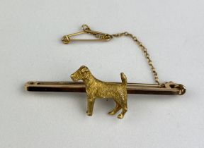 A 15CT GOLD FOX TERRIER BAR BROOCH, Marked for D&F probably Deakin and Francis, Weight 6.8gms.