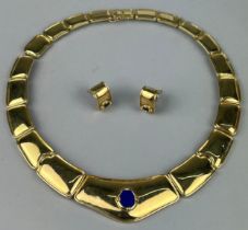 A 18CT GOLD GRADUATED COLLAR NECKLACE WITH LAPIS LAZULI CENTREPIECE WITH MATCHING PAIR OF