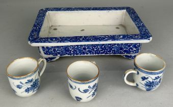 A CHINESE BLUE AND WHITE JARDINIERE ALONG WITH THREE BLUE AND WHITE TEA CUPS, 27 x 18cm (4)