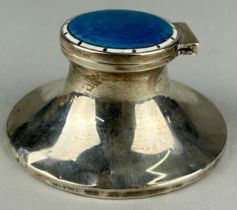 A SILVER INKWELL WITH BLUE ENAMEL LID B S. BLANCKENSEE AND SON LTD Weight 64gms