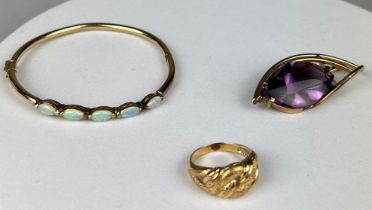 AN ASSORTMENT OF 9CT GOLD JEWELLERY, comprising of a 9ct gold brooch with a purple inset stone, a