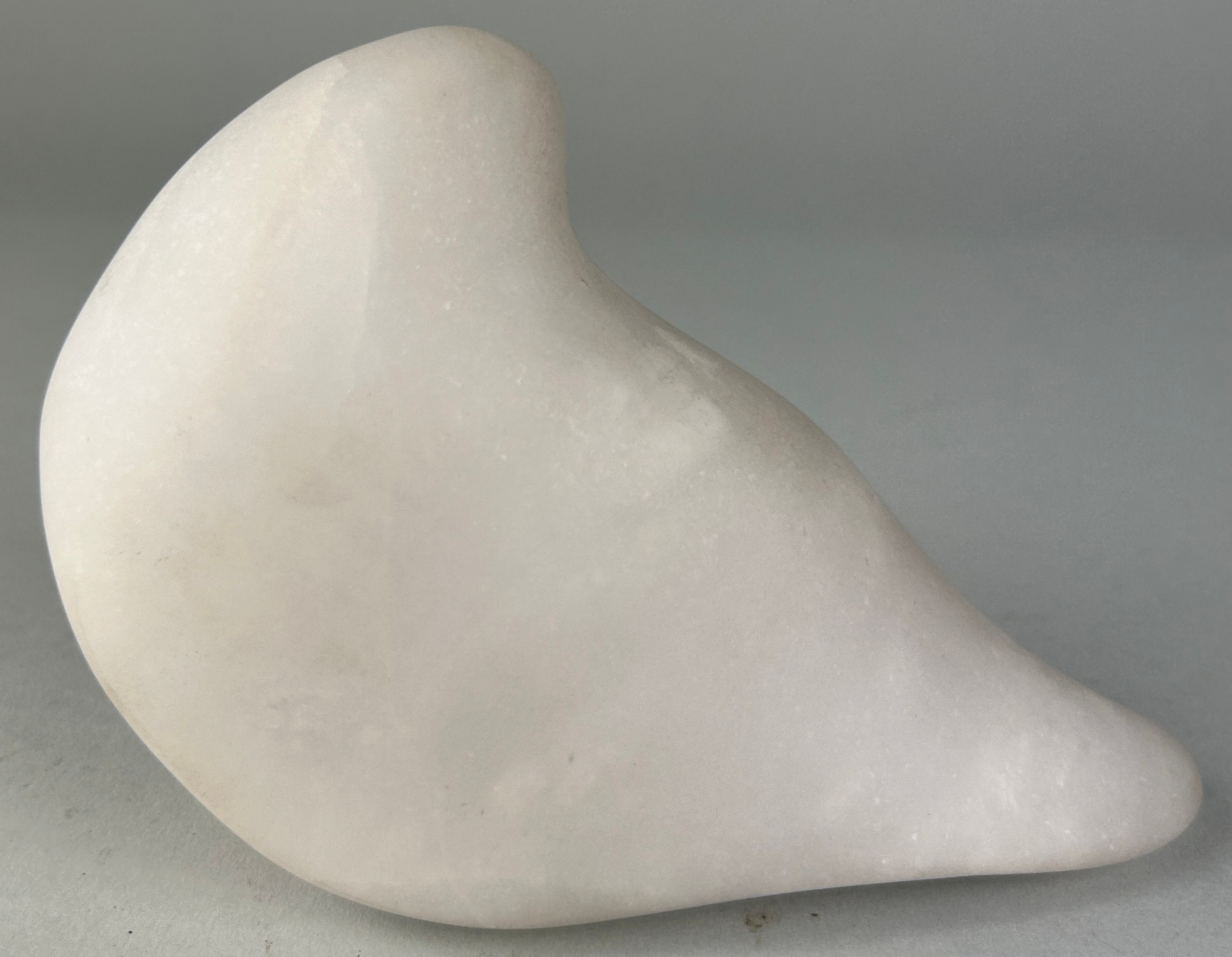 A MARBLE SCULPTURE OF A BIRD SIGNED INDISTINCTLY TO VERSO 'MICHAEL 91', 10.5cm h x 15cm w - Image 2 of 3