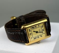 VINTAGE CARTIER: A LADIES MUST DE CARTIER SWISS MADE ARGENT GOLD PLATED 925 SILVER WATCH WITH BLUE
