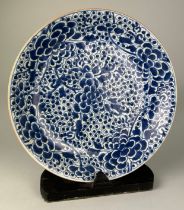 A LARGE CHINESE KANGXI PERIOD (1662-1722) BLUE AND WHITE CHARGER DECORATED WITH PEONYS. 39cm in