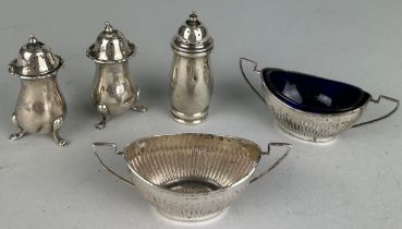 A COLLECTION OF SILVER ITEMS TO INCLUDE SUGAR SHAKERS AND SALT CELLARS (5) Weight: 150gms