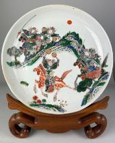 A VERY LARGE CHINESE FAMILLE VERTE CHARGER QING DYNASTY LATE 19TH CENTURY, Decorated with horses and