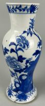 A 19TH CENTURY CHINESE BLUE AND WHITE VASE DECORATED WITH BIRDS AND FLOWERS, 21cm h