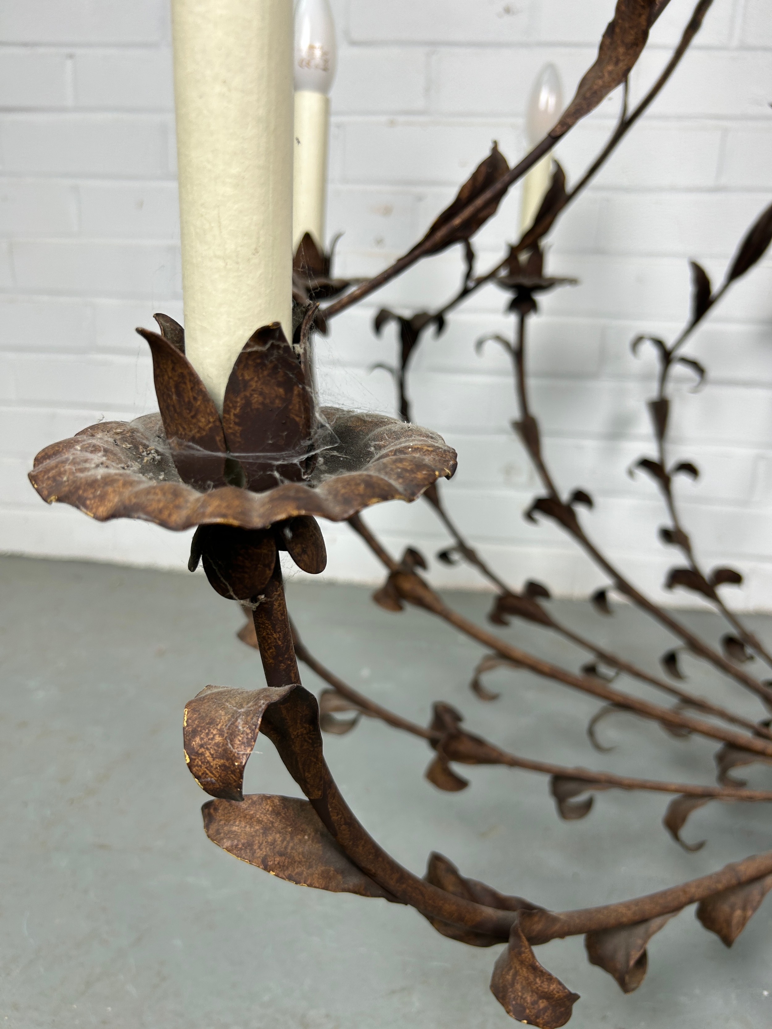 A LARGE TEN ARM WROUGHT IRON CHANDELIER OF LEAF DESIGN, 110cm x 110cm - Bild 4 aus 5