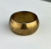 A LARGE 18CT GOLD RING, Weight 11.1gms