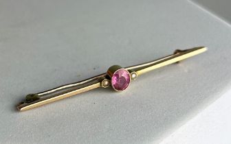 A 15CT GOLD BAR BROOCH WITH PINK GEMSTONE, Weight: 2.7gms