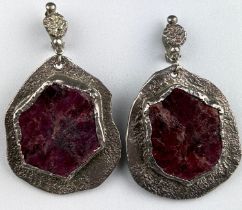 NEVIN HOLMES (TURKISH) AN ABSTRACT PAIR OF RAW RUBY EARRINGS,