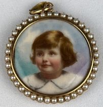 A 15CT GOLD LOCKET PENDANT WITH SEED PEARL BORDER, Photograph of soldier and young girl (possibly