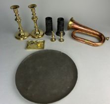 AN ASSORTMENT OF BRASS AND PEWTER, TO INCLUDE A PAIR OF EJECTOR CANDLESTICKS