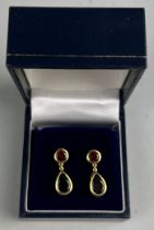 A PAIR OF RED GARNET AND 18CT GOLD EARRINGS (2) Weight: 2.5gms
