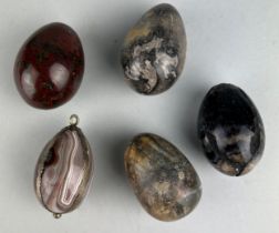 FIVE POLISHED STONE EGGS TO INCLUDE ONE BLUE JOHN EXAMPLE (7cm L) (5)
