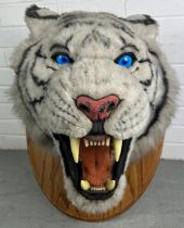 A SNARLING BENGAL TIGER MODEL PROP HEAD, For wall mounting. Purchased by the vendor in America.
