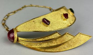 NEVIN HOLMES (TURKISH) AN 18CT GOLD ABSTRACT ANKLET OR LEG BROOCH, Signed ‘Nevin’. Born in Budapest,