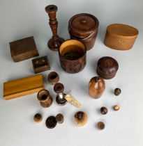 AN ASSORTMENT OF TREEN, TO INCLUDE A TEA CADDY (Qty)