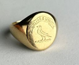 A 9CT GOLD SIGNET RING ENGRAVED 'MELLIORA SPERO', Weight: 5.08gms