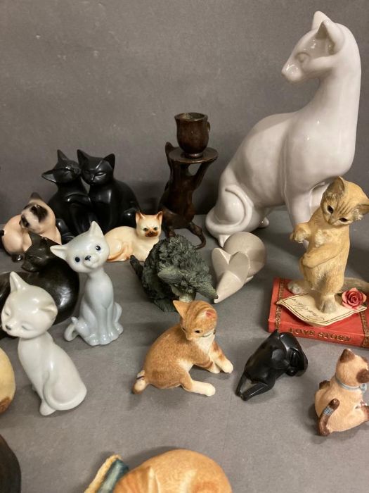 An extensive selection of ceramic and soap stone cats - Image 5 of 5
