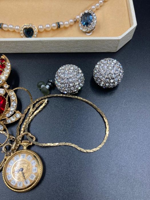 A small selection of quality costume jewellery to include a Sekonda ladies watch on a rolled gold - Image 2 of 4