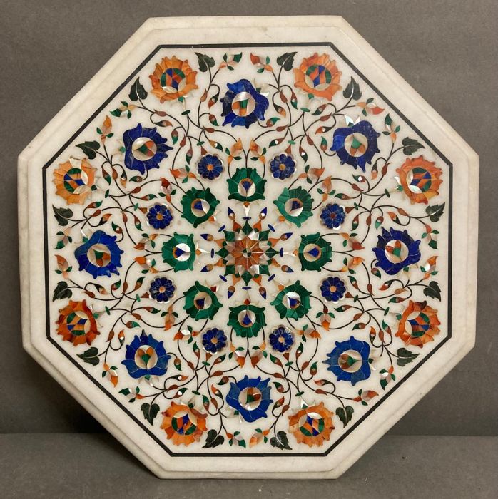 An Arts and craft style marble inlaid table top (Dia40cm)