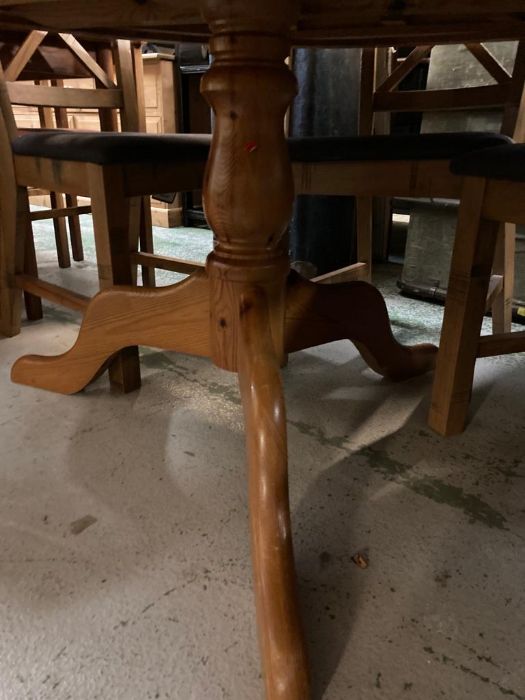 A painted pine pedestal table with five chairs - Image 4 of 4