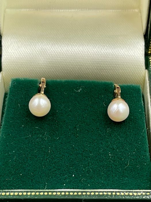 A pair of 9ct gold and pearl earrings - Image 2 of 2