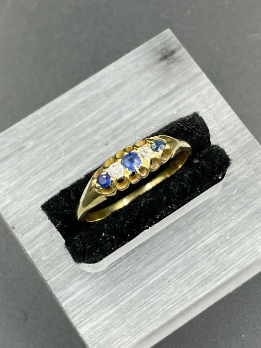 A sapphire and diamond ring with alternating stones on an untested gold setting. Size R - Image 2 of 2