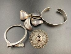 A selection of quality silver jewellery to include a bow brooch, bracelet, brooch and bracelet