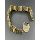 A 9ct gold gate bracelet with heart shaped fastener (Approximate 20.9)