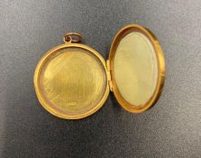 A 9ct gold locket (Approximate Total weight 5.4g)
