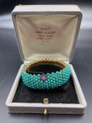 An Arabian bracelet on gold with turquoise stones and four flowers made of central diamond and