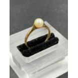 A 9ct gold pearl ring Size O