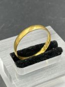 A gold wedding band 18ct gold (Approximate Total weight 3g) Size V