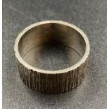 An 18ct white gold wedding band with bark finish (Approximate weight 7.2g) (Size M)